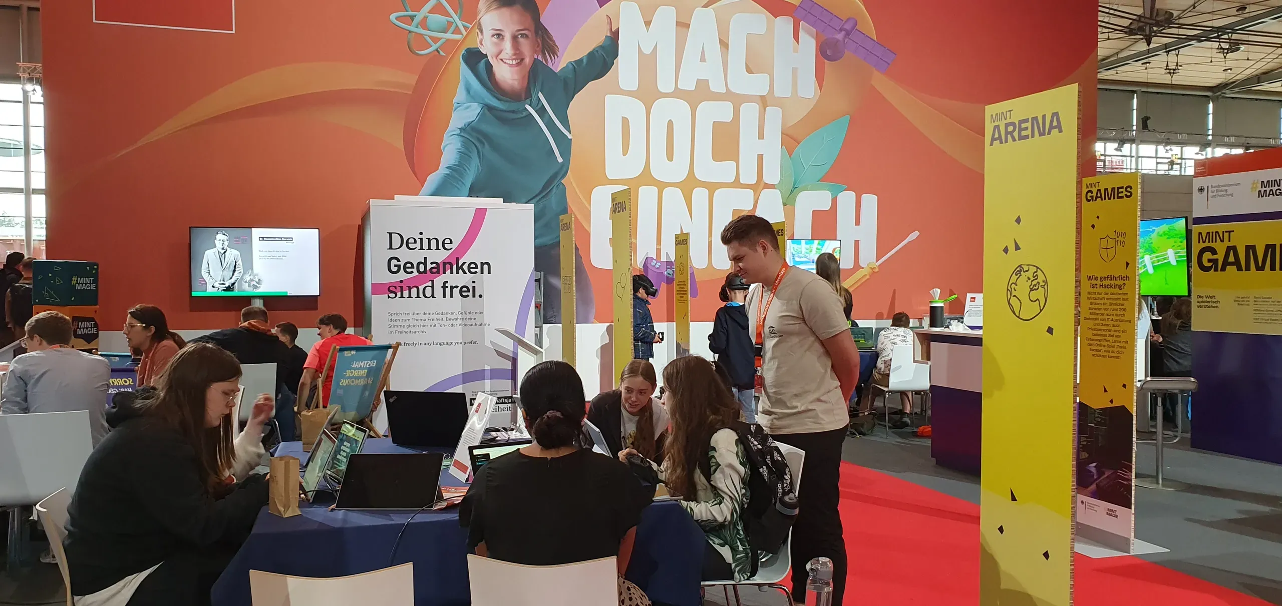 Eine Gruppe Kinder und Jugendlicher auf der Ideen-Expo in einem Medien-Workshop