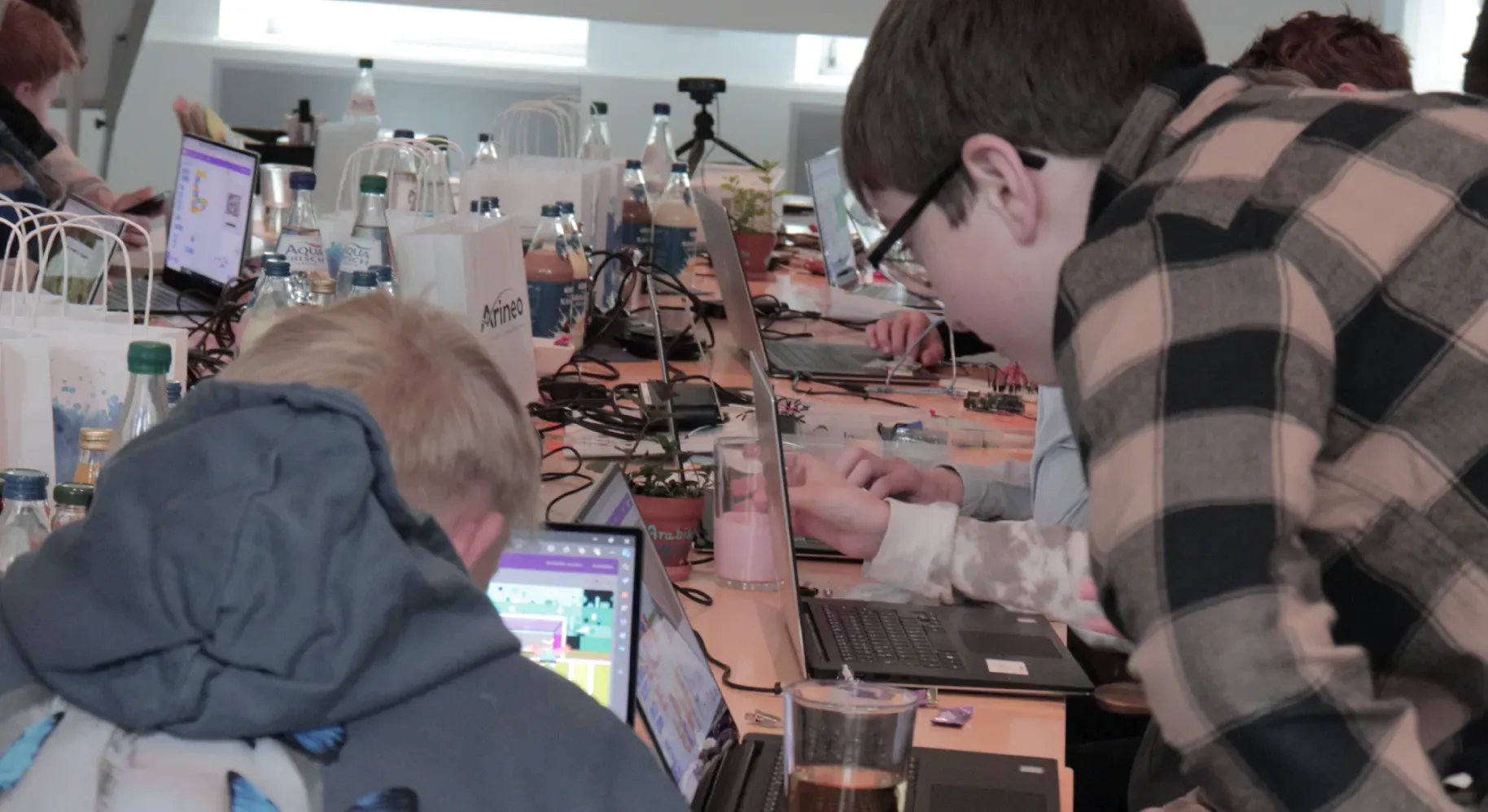 Zwei Kinder arbeiten an einem Experiment