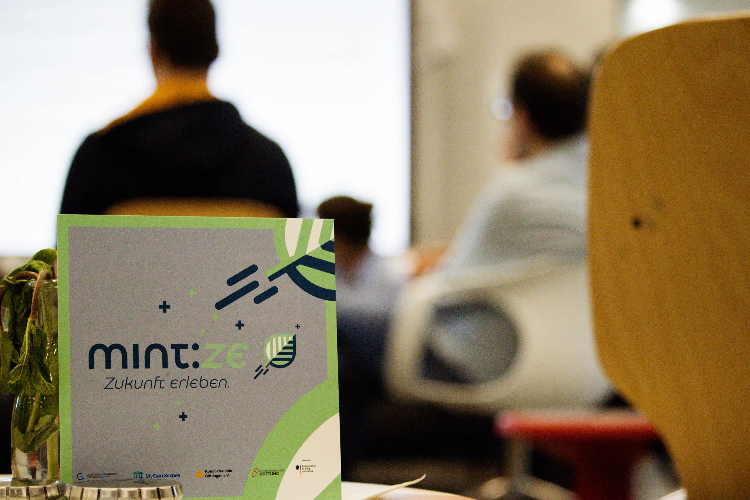 Ein Flyer des Projekts MINTZE auf einem Tisch