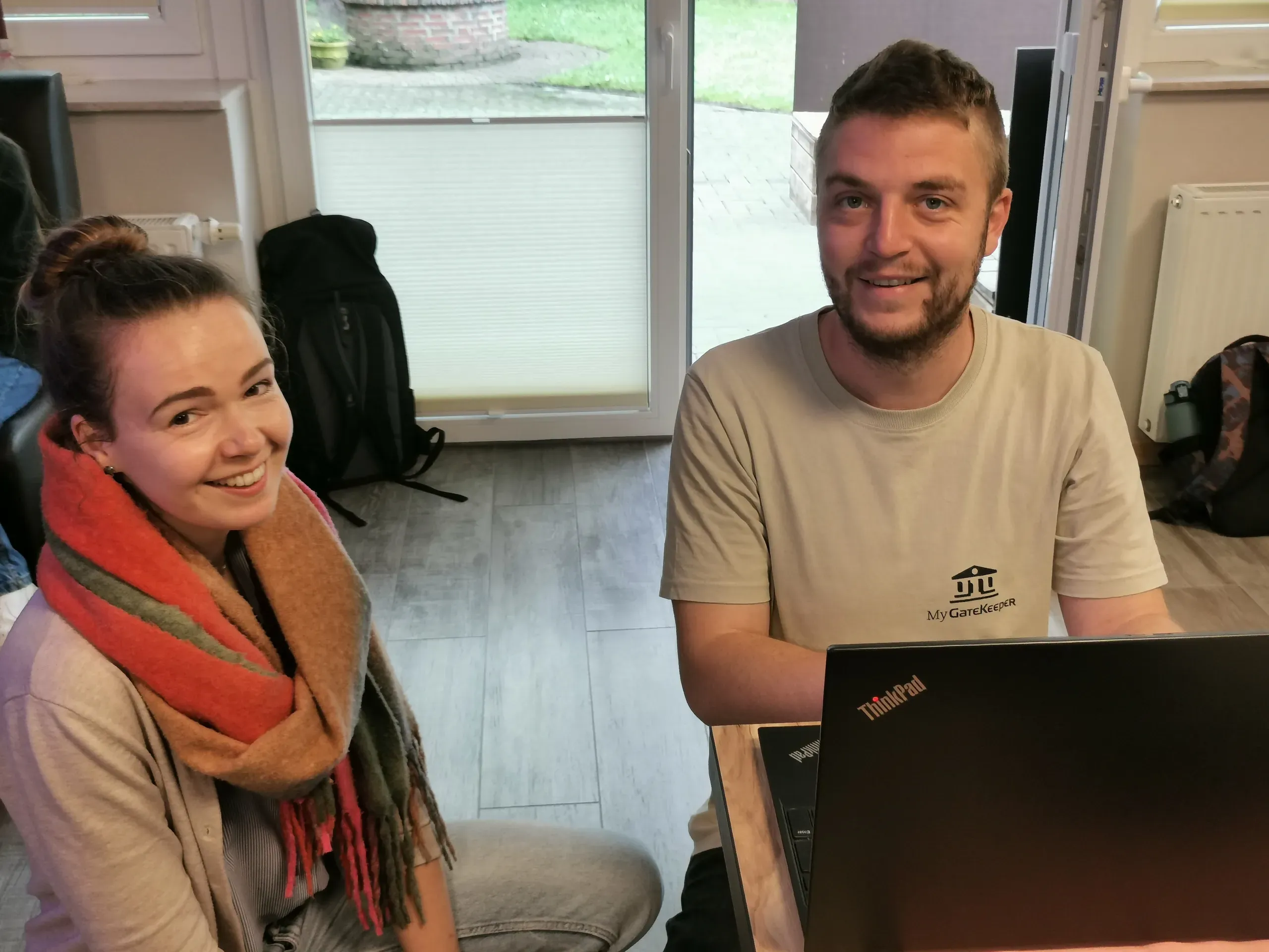 Zwei Teammitglieder von MyGatekeeper lächeln in die Kamera