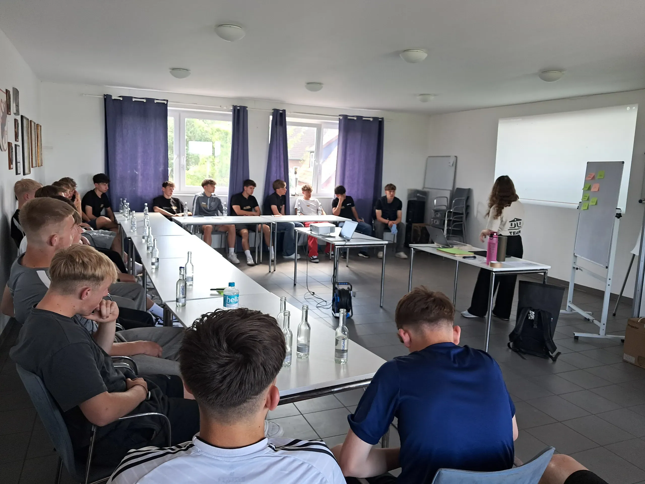 Eine Gruppe Schüler sitzt in einem Klassenzimmer