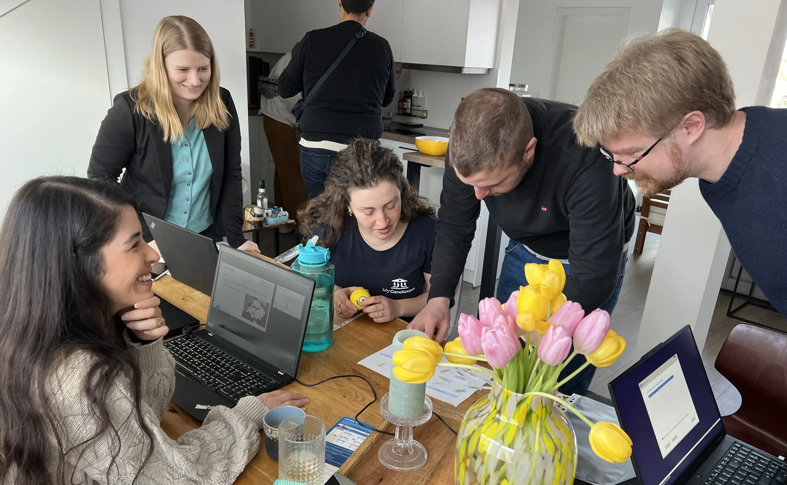 Teammitglieder von MyGatekeeper arbeiten zusammen