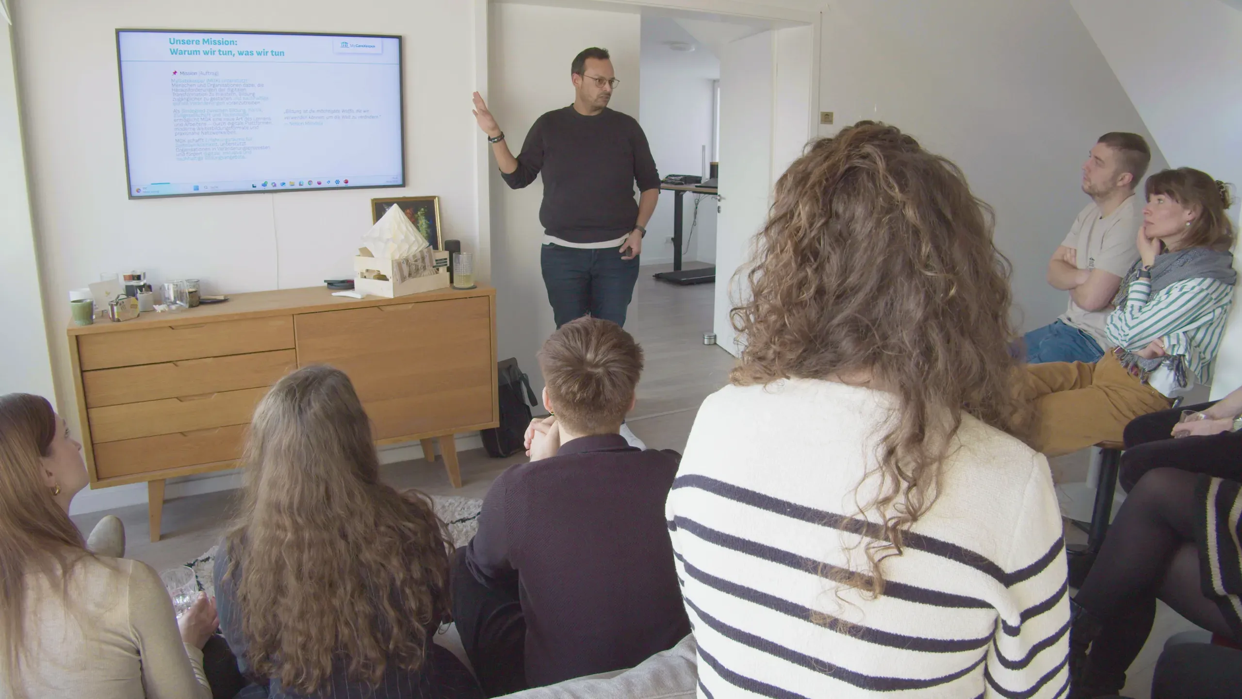 Das Team von MyGatekeeper lauscht einem Redner.