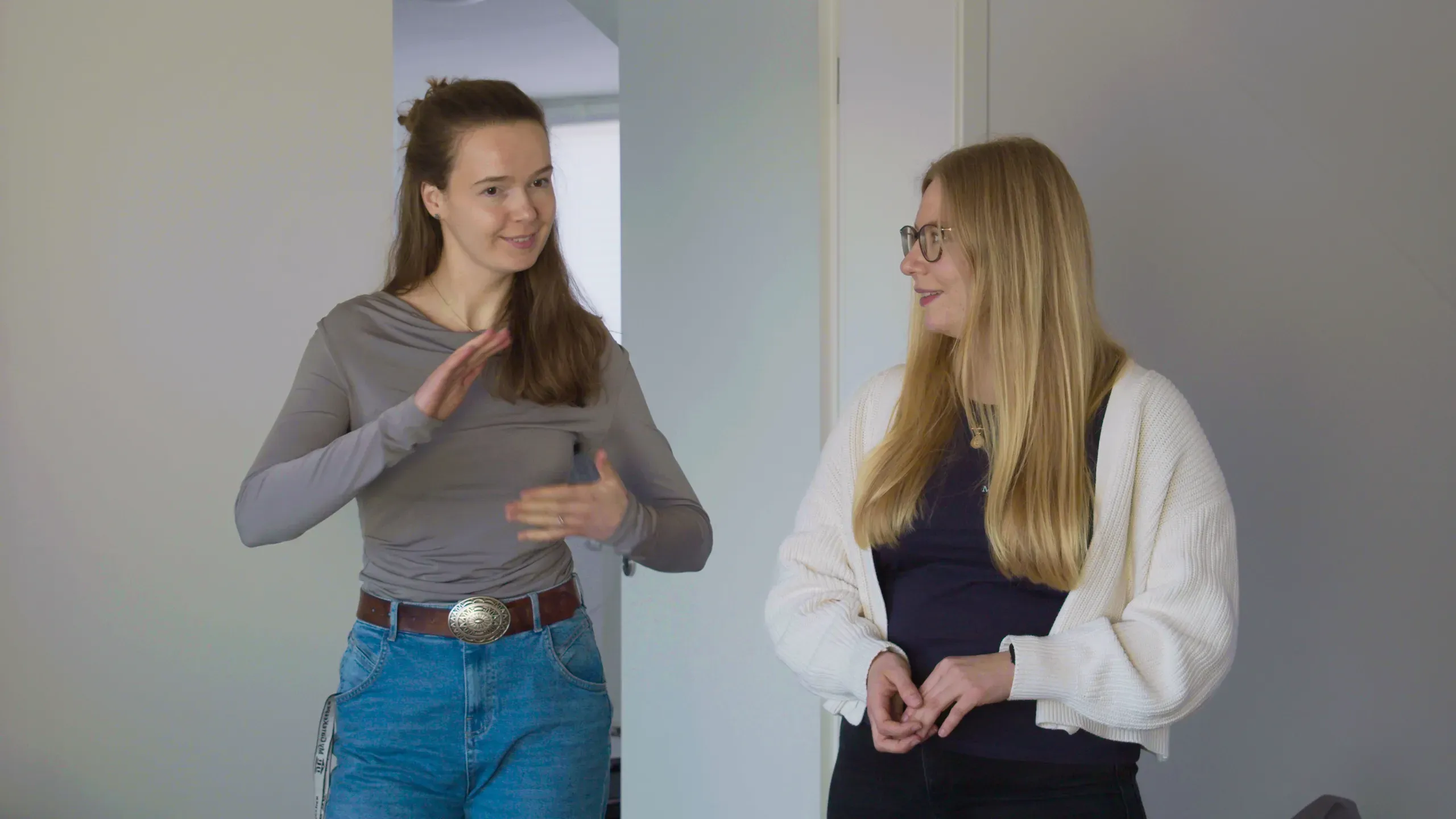 Zwei Teammitglieder von MyGatekeeper halten einen Vortrag.