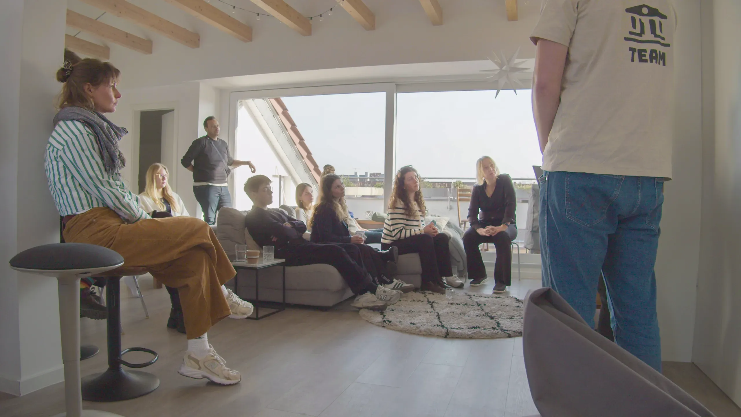 Das Team von MyGatekeeper lauscht einer Rednerin.