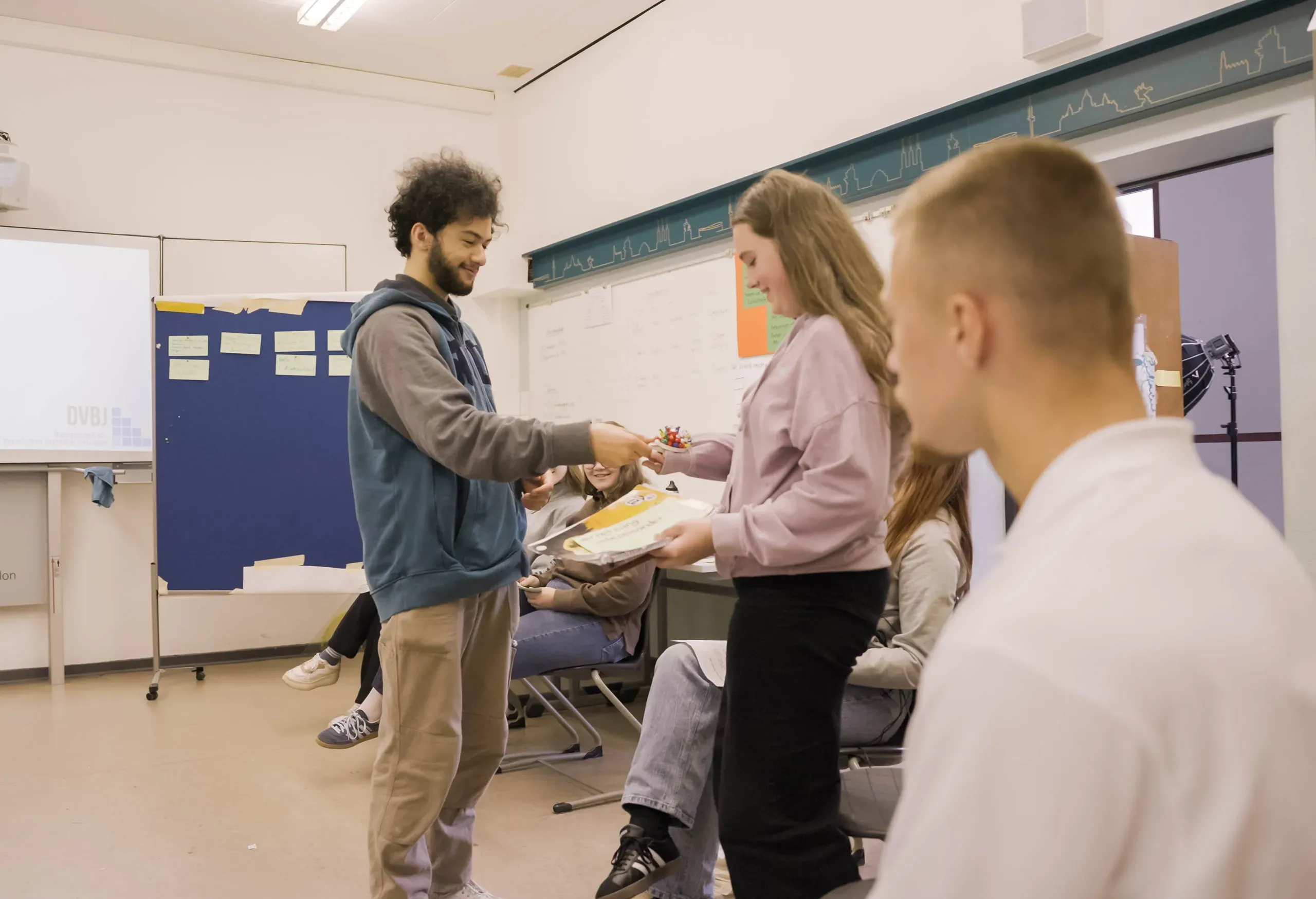 Drei Jugendliche arbeiten zusammen.