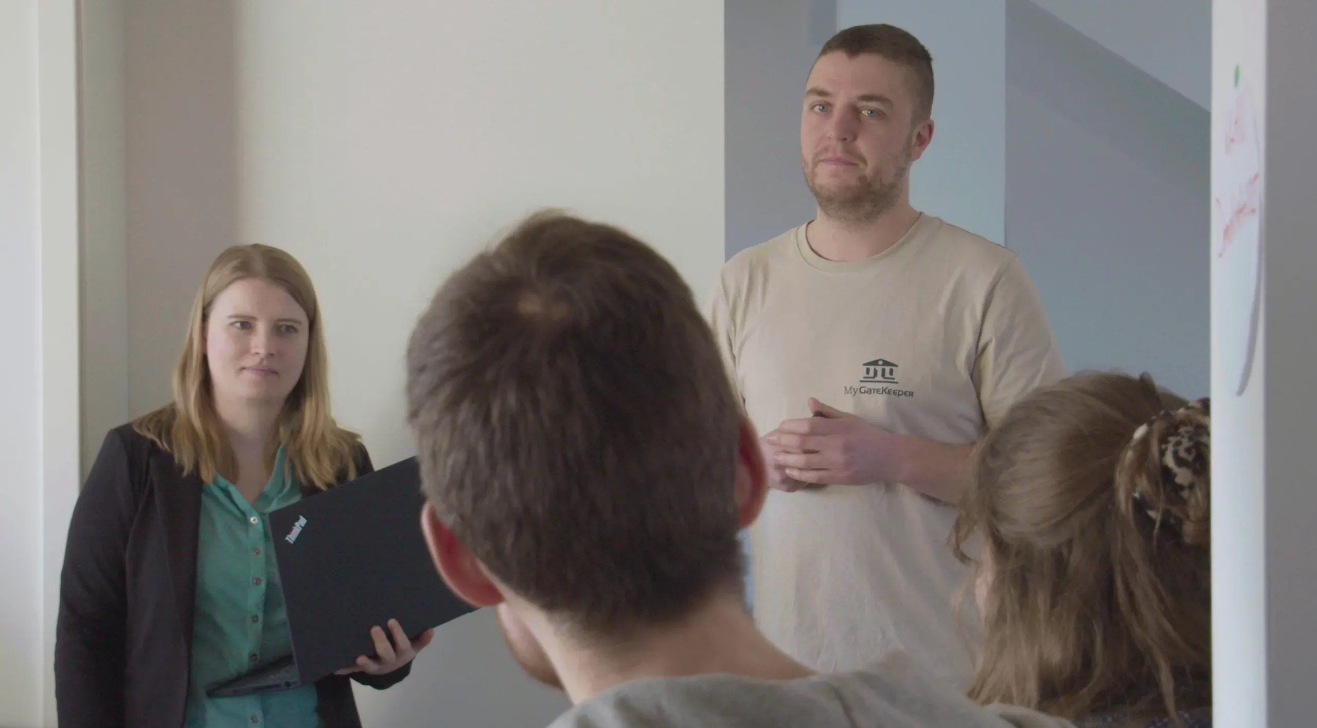 Zwei Referenten von MyGatekeeper halten eine Präsentation