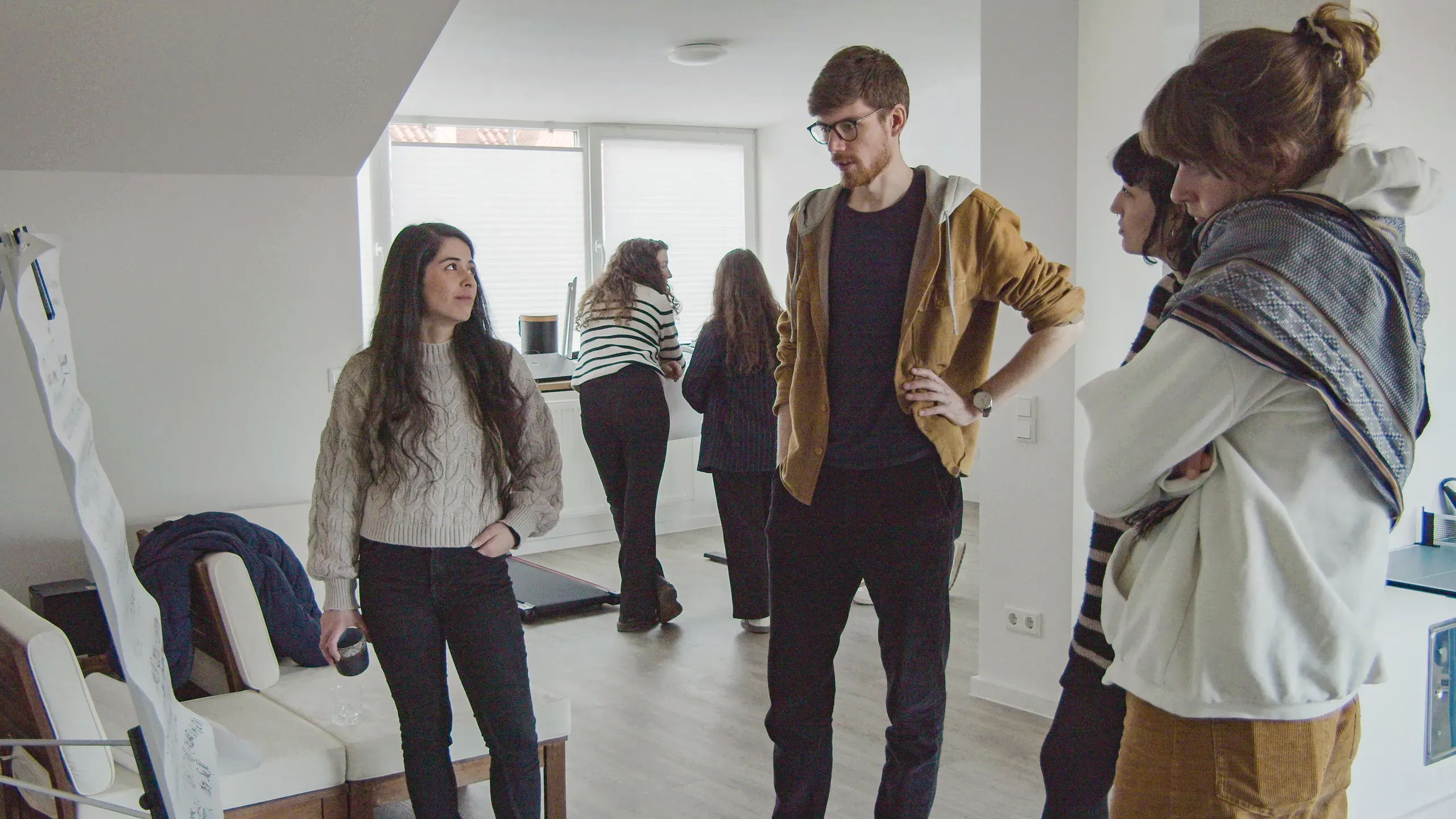 Mitarbeitende arbeiten zusammen an einer Flipchart