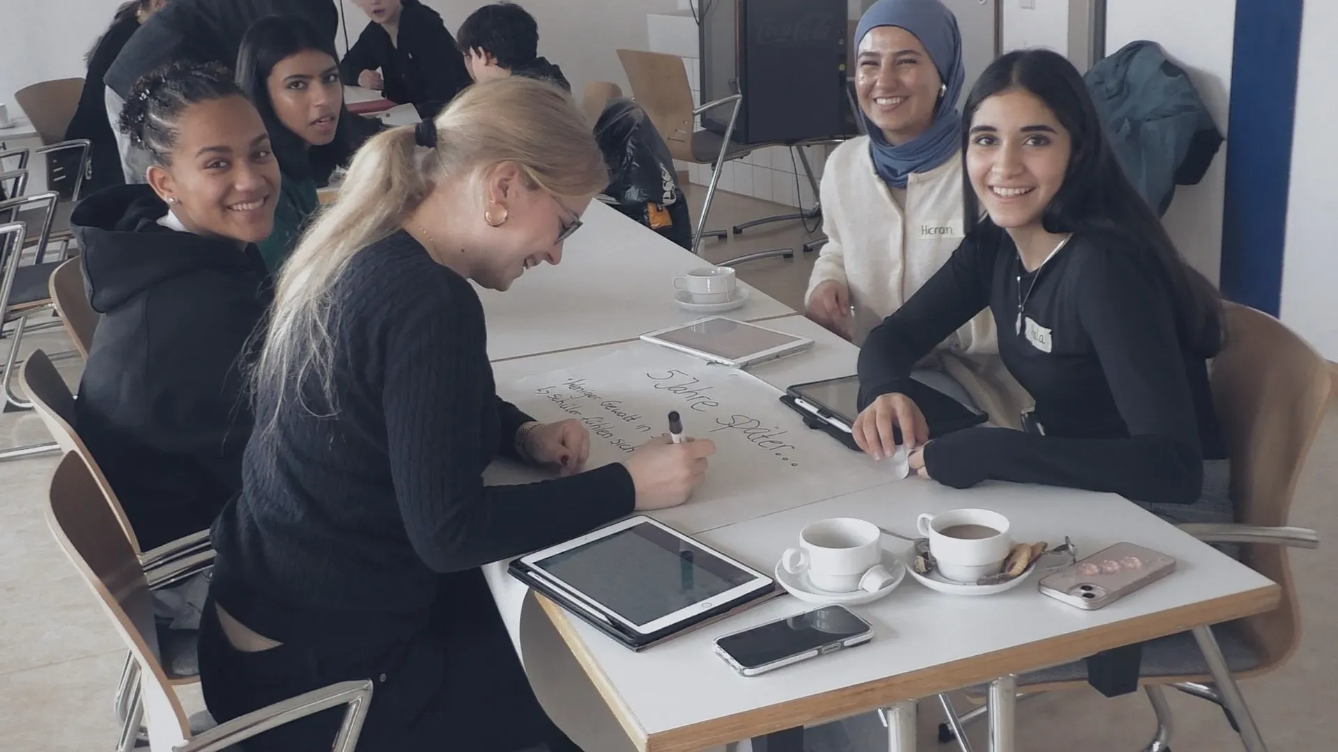 Eine Gruppe Jugendlicher arbeitet zusammen