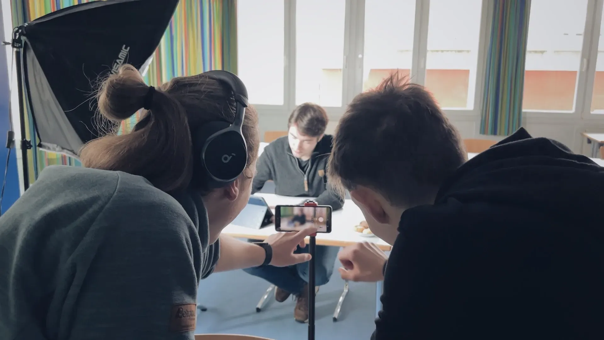 Zwei Jugendliche filmen mit dem Smartphone