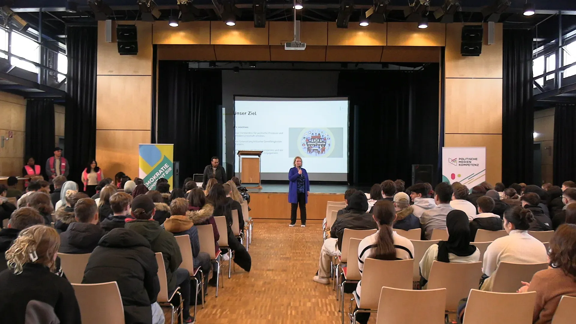 Ein Publikum in einem Saal bei einem Vortrag