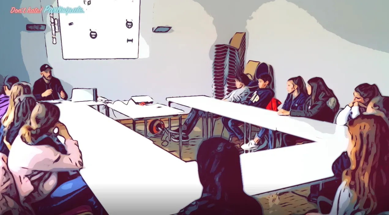 Eine Gruppe Jugendlicher in einem Seminarraum